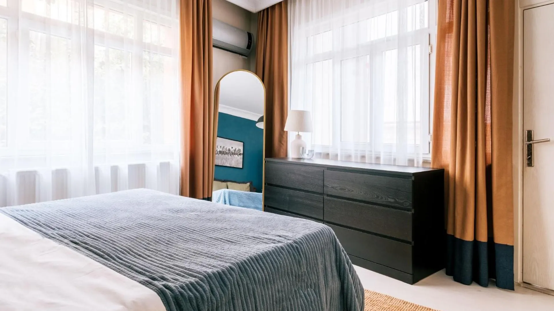 Modern Spacious Flat W Balcony 5 Min To Taksim Istanbul